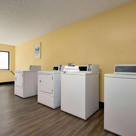 Days Inn By Wyndham Carbondale Dış mekan fotoğraf