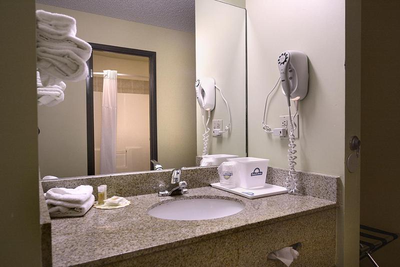 Days Inn By Wyndham Carbondale Oda fotoğraf