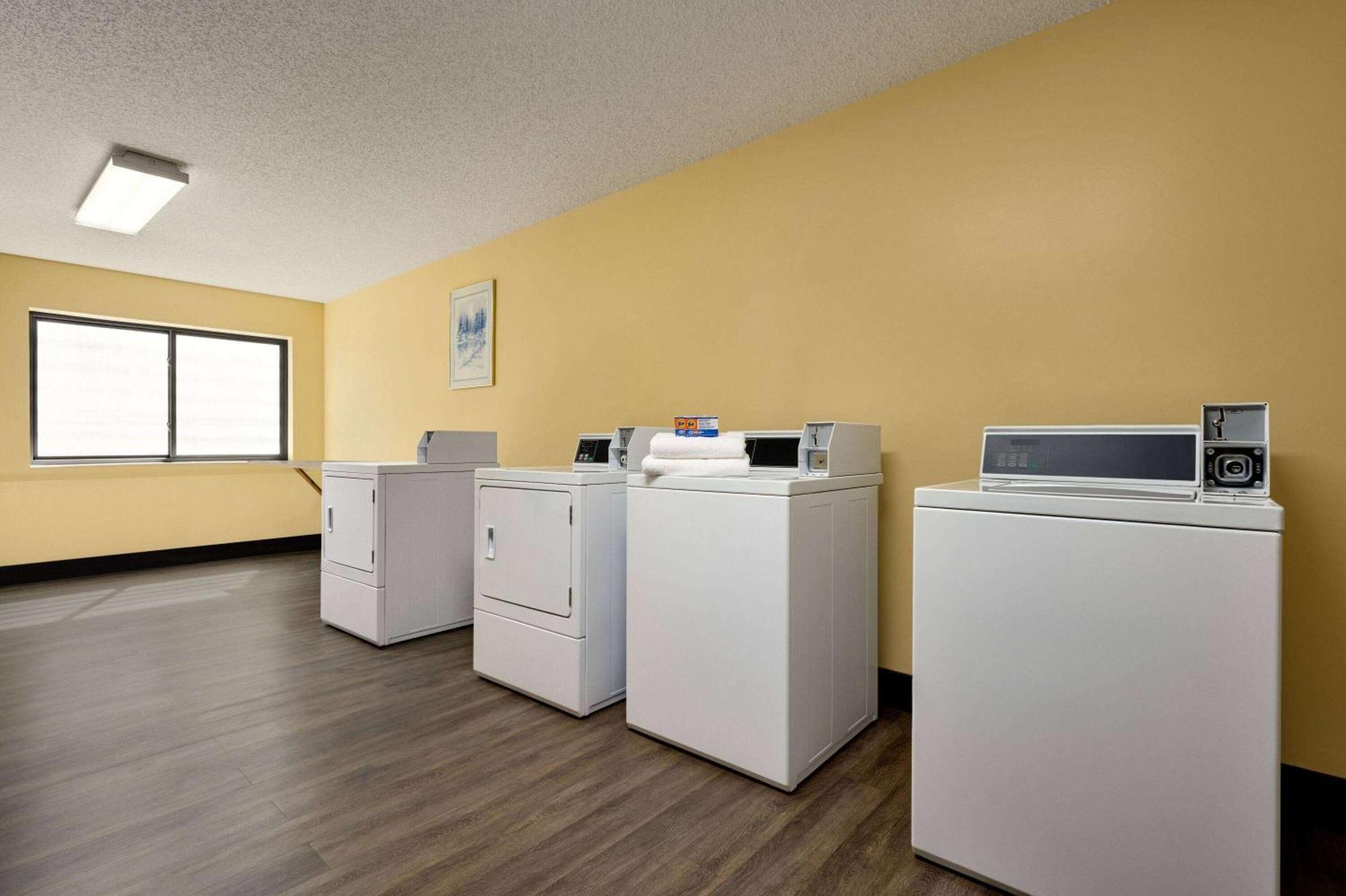 Days Inn By Wyndham Carbondale Dış mekan fotoğraf