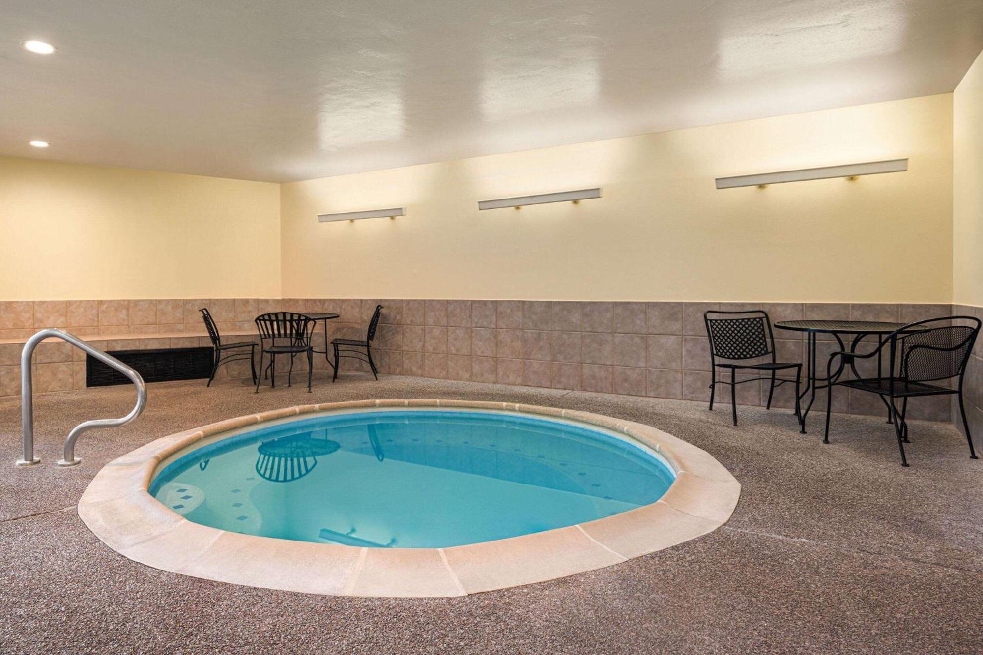 Days Inn By Wyndham Carbondale Dış mekan fotoğraf