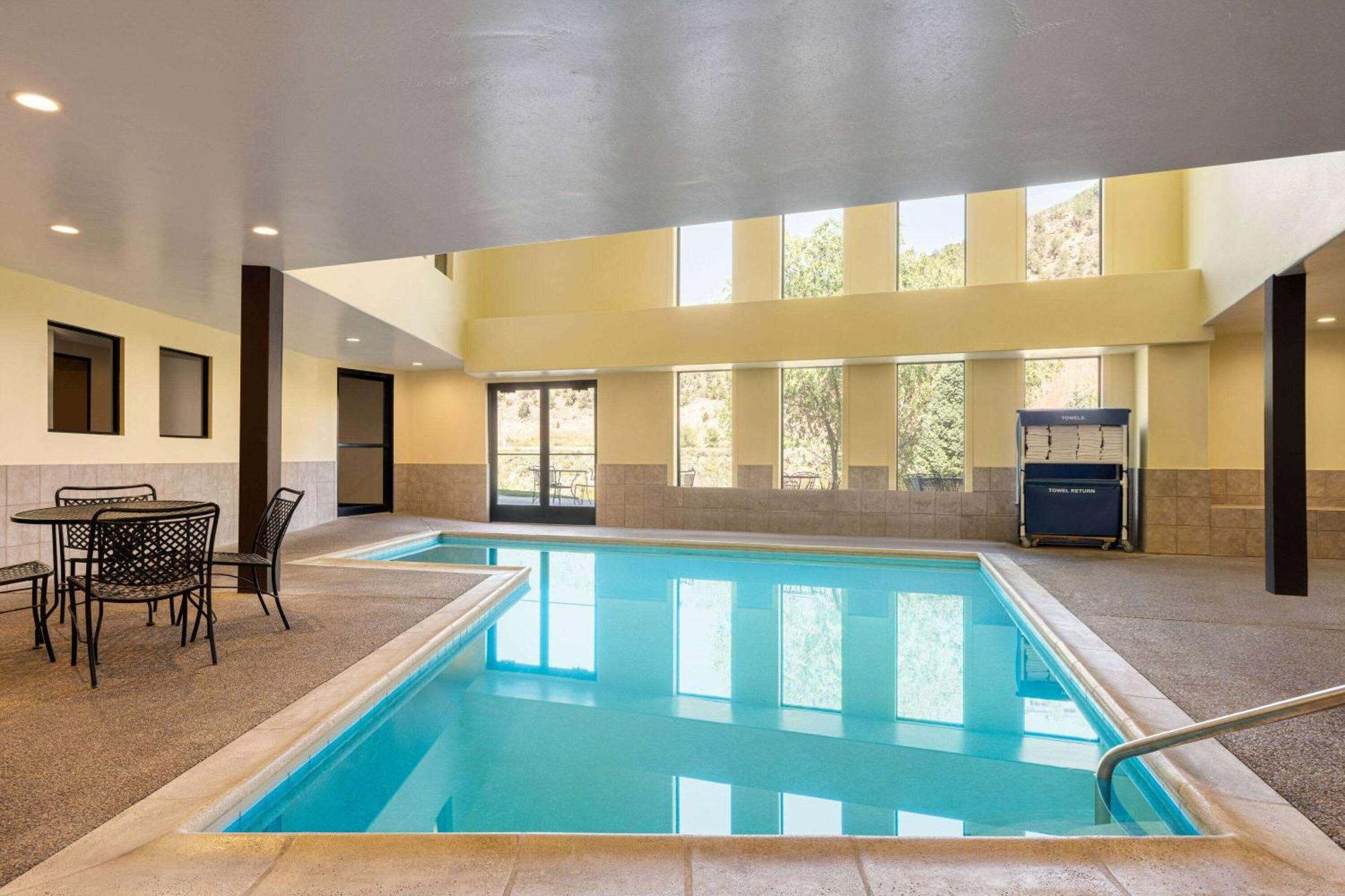 Days Inn By Wyndham Carbondale Dış mekan fotoğraf